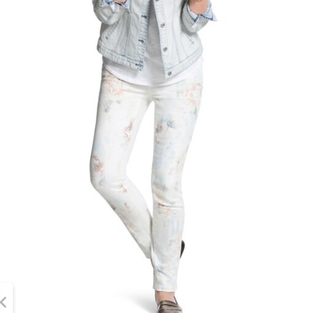 NWT Chicos Platinum Diffused Floral Jeggings
